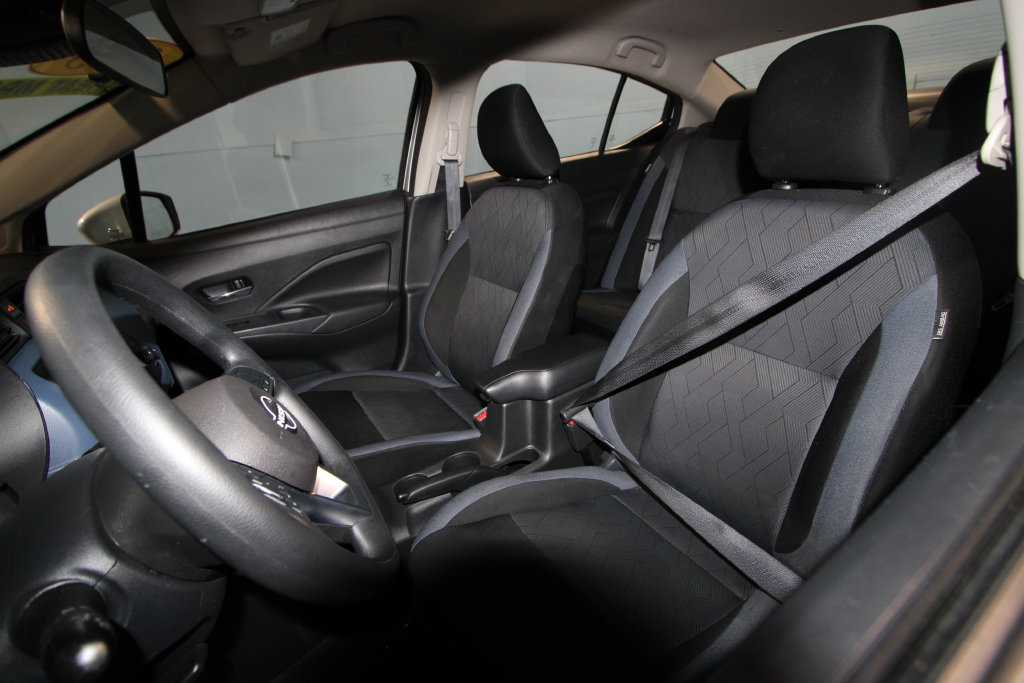 Used 2025 Nissan Versa SV FWD image 4