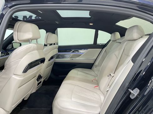 Used 2021 BMW 750i xDrive w/ Executive Package image 31