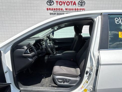 Used 2019 Toyota Camry LE FWD image 3