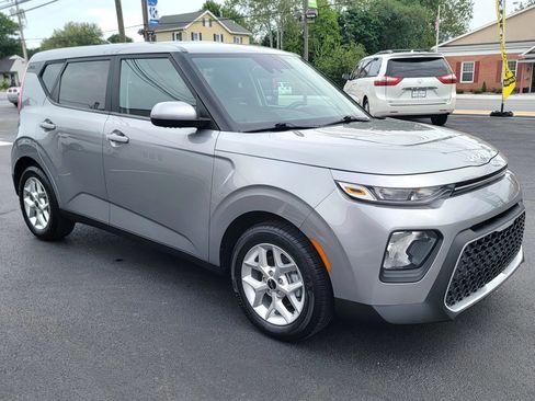 Used 2022 Kia Soul LX w/ Technology Package FWD image 3