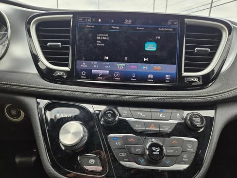 Used 2021 Chrysler Pacifica Touring w/ S Appearance Package FWD image 13