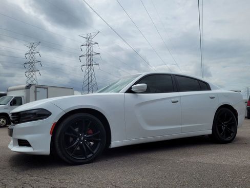 Used 2017 Dodge Charger SE w/ Blacktop Package image 4