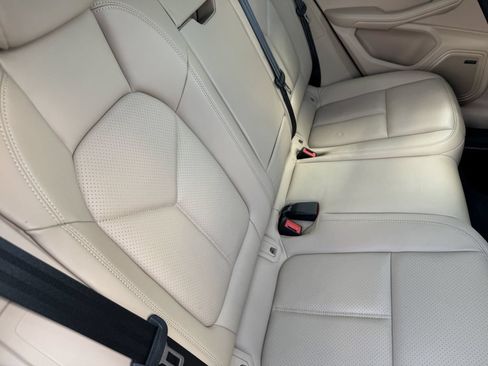 Used 2023 Porsche Macan AWD/4WD image 32