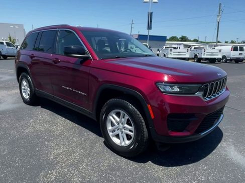 Used 2024 Jeep Grand Cherokee Laredo RWD image 2