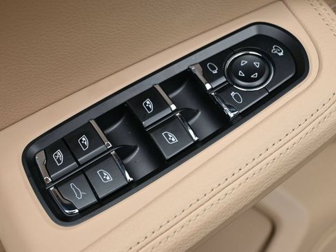 Used 2026 Porsche Macan AWD/4WD image 19
