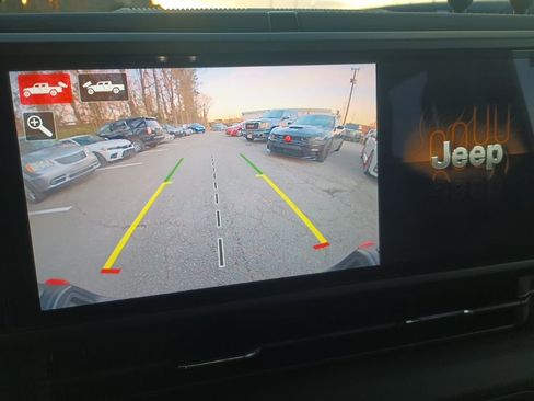 Used 2024 Jeep Gladiator Rubicon w/ Technology Group image 13