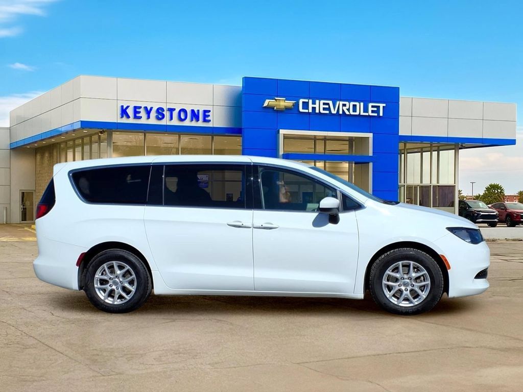 Used 2023 Chrysler Voyager LX FWD image 8