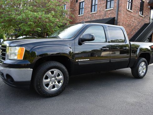 Used 2009 GMC Sierra 1500 SLT w/ Suspension Package, Off-Road image 2