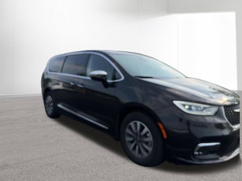 Used 2023 Chrysler Pacifica Limited FWD image 8