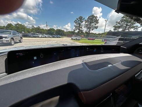 Used 2025 Lincoln Navigator Reserve AWD/4WD image 12