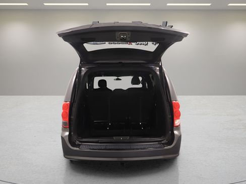 Used 2018 Dodge Grand Caravan SE FWD image 18