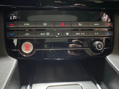 Used 2018 Jaguar F-PACE Premium image 21