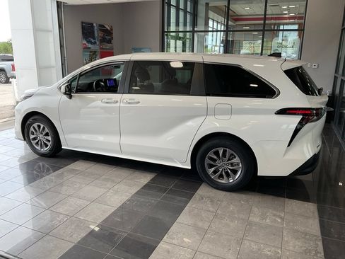 Certified 2025 Toyota Sienna LE FWD image 4