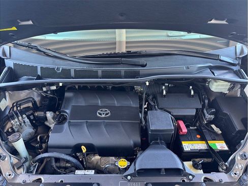 Used 2015 Toyota Sienna SE FWD image 8