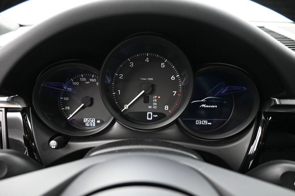 Certified 2026 Porsche Macan AWD/4WD image 12