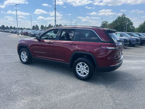 Used 2023 Jeep Grand Cherokee Laredo image 4