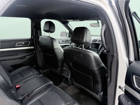 Used 2016 Ford Explorer XLT w/ Equipment Group 202A FWD image 32