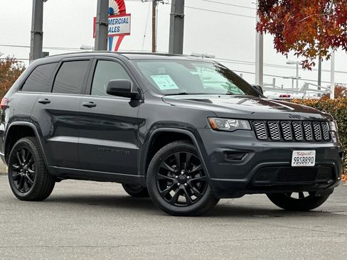 Used 2018 Jeep Grand Cherokee Altitude image 2