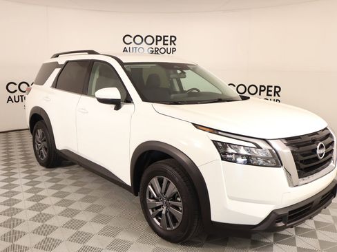 Used 2025 Nissan Pathfinder SV image 1
