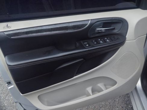 Used 2011 Chrysler Town & Country Touring FWD image 18