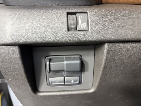 Certified 2024 GMC Canyon AT4 w/ AT4 Premium Package AWD/4WD image 37