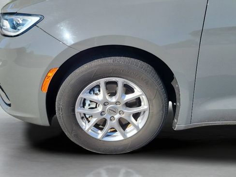 Used 2022 Chrysler Pacifica Touring-L FWD image 25