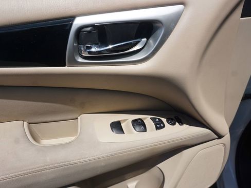 Used 2017 Nissan Pathfinder SV image 3