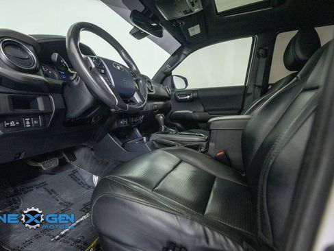 Used 2019 Toyota Tacoma TRD Sport AWD/4WD image 10