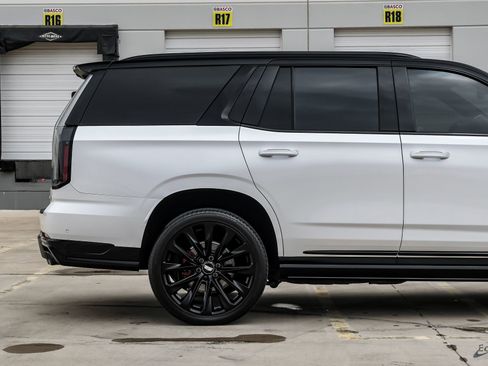 Used 2025 Cadillac Escalade V w/ LPO, ONYX Package AWD/4WD image 23