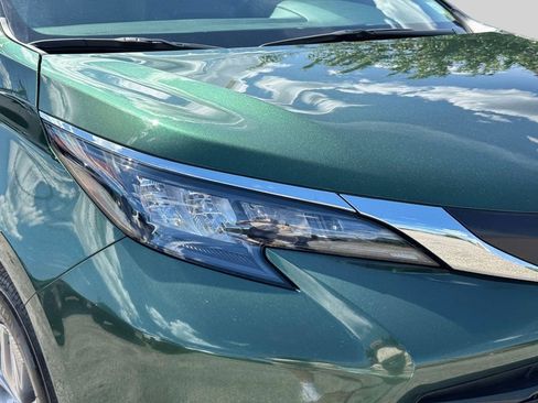 Used 2025 Toyota Sienna LE w/ LE Plus Package AWD/4WD image 4