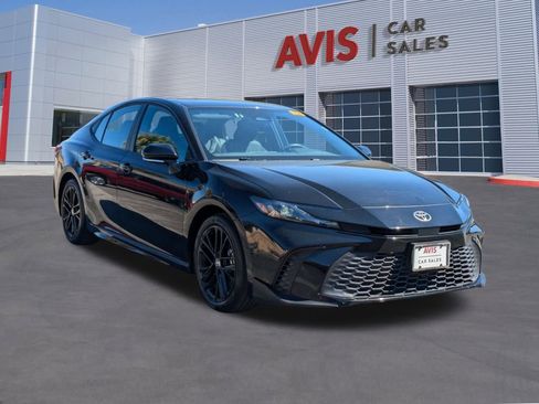 Used 2025 Toyota Camry SE image 3