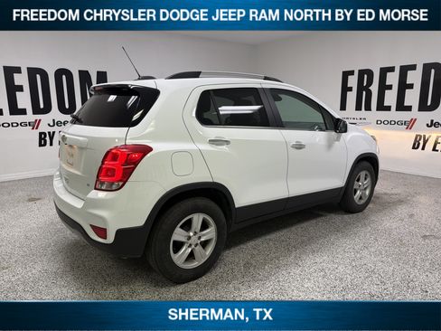 Used 2019 Chevrolet Trax LT w/ LT Convenience Package FWD image 4