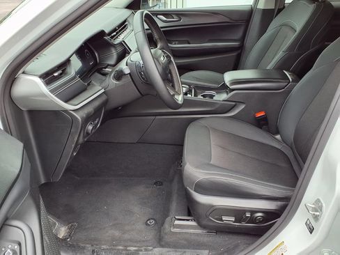 Used 2024 Jeep Grand Cherokee Laredo AWD/4WD image 19