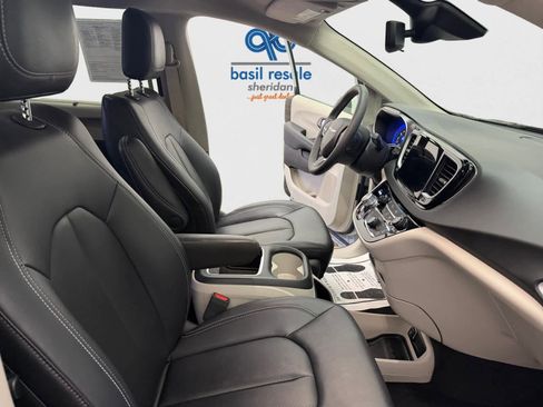 Used 2024 Chrysler Pacifica Touring-L image 15