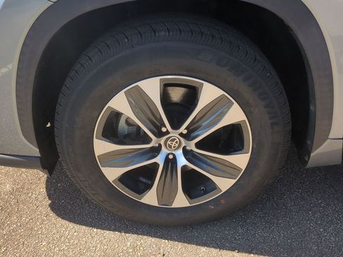 Used 2021 Toyota Highlander XLE image 10