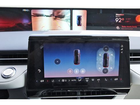 Used 2026 Lincoln Nautilus Premier AWD/4WD image 15