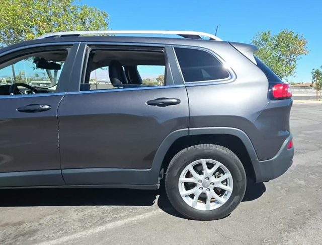 Used 2017 Jeep Cherokee Latitude w/ Cold Weather Group AWD/4WD image 2