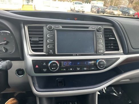Used 2015 Toyota Highlander Limited image 18