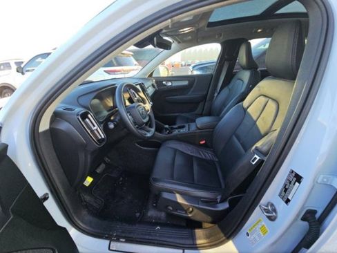 Certified 2025 Volvo XC40 B5 Core image 12