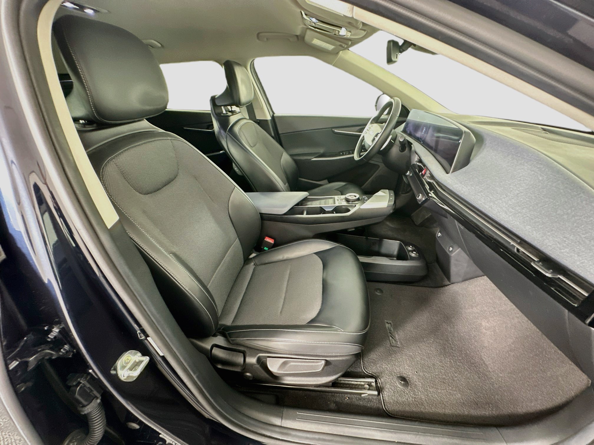 Used 2022 Kia EV6 Light RWD image 31