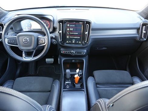 Used 2021 Volvo XC40 T5 R-Design image 2