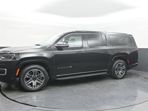 Used 2024 Jeep Wagoneer L Series II RWD image 5