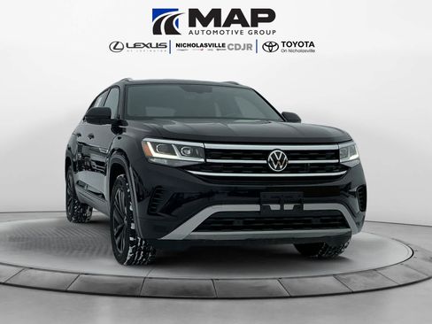 Used 2023 Volkswagen Atlas Cross Sport SE w/ Black Wheel Package image 9