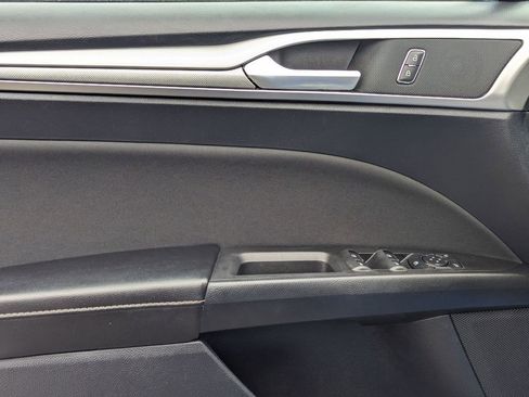 Used 2020 Ford Fusion SE image 12