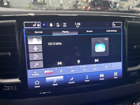 Used 2024 Chrysler Pacifica Touring-L image 18