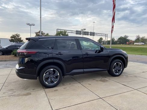 Used 2024 Nissan Rogue SV image 11