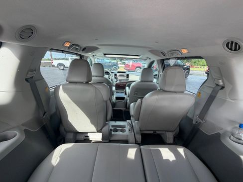 Used 2013 Toyota Sienna XLE FWD image 17
