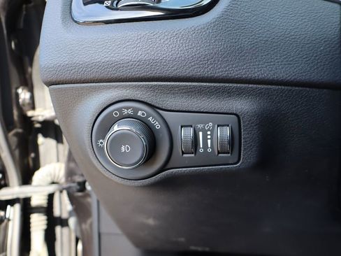 Used 2018 Jeep Compass Latitude w/ Popular Equipment Group FWD image 13