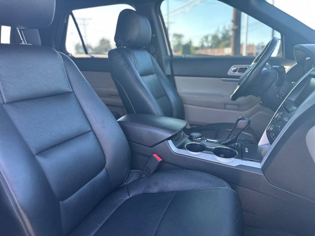 Used 2014 Ford Explorer XLT w/ Equipment Group 201A AWD/4WD image 25