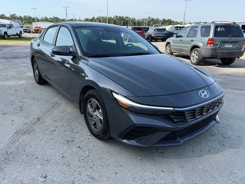 Used 2025 Hyundai Elantra SE FWD image 2